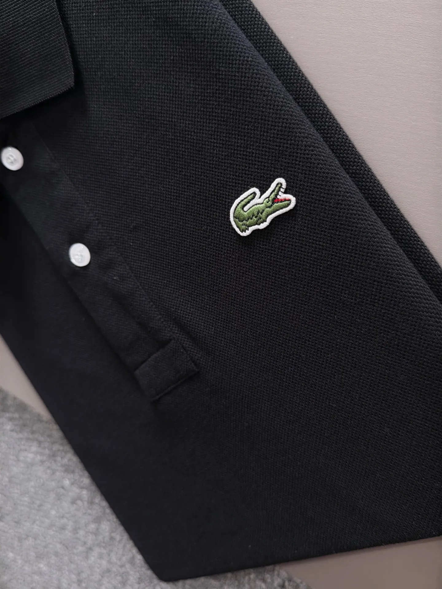 French Crocodile 2026 Spring and Summer Official Website Synchronization The Newest Arrival Style Classic Versatile Business Casual Polo Neck T-shirt Made of imported beaded cotton fabric, comfortable and breathable, with delicate texture and super soft skin-friendly touch! Lapel design, absolutely crisp and handsome fit! The sewing process with this density is absolutely meticulous in handling details! Skin-friendly and smooth to the touch, it is a perfect combination of comfort and breathability! The fabric properties are all excellent! Full of high-end feel! Simple and elegant design, Versatile is extremely wearable! All three standards! It is highly recommended to buy it, and you will never see a style like this outside! On sale on the official website! Size:M-2XL​